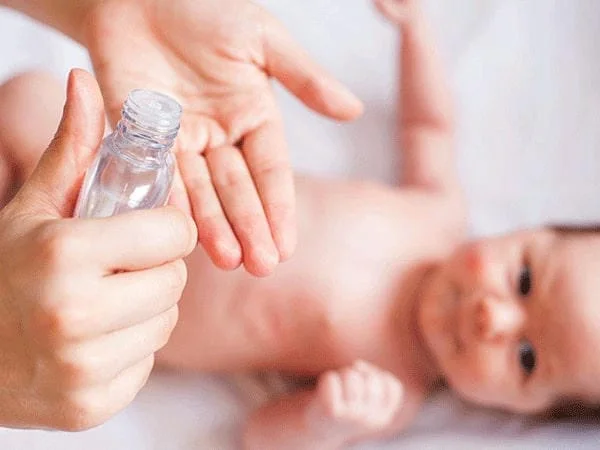 Chữa ngạt mũi cho trẻ sơ sinh bằng dầu tràm