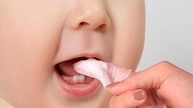 Cách vệ sinh miệng cho trẻ sơ sinh để tránh tưa lưỡi