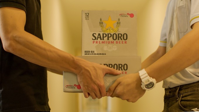 Dịch vụ giao bia nhanh đưa Sapporo Premium tại nhà
