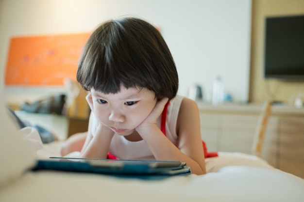 Những dấu hiệu cho thấy con trẻ đang tiếp xúc với màn hình điện tử quá nhiều